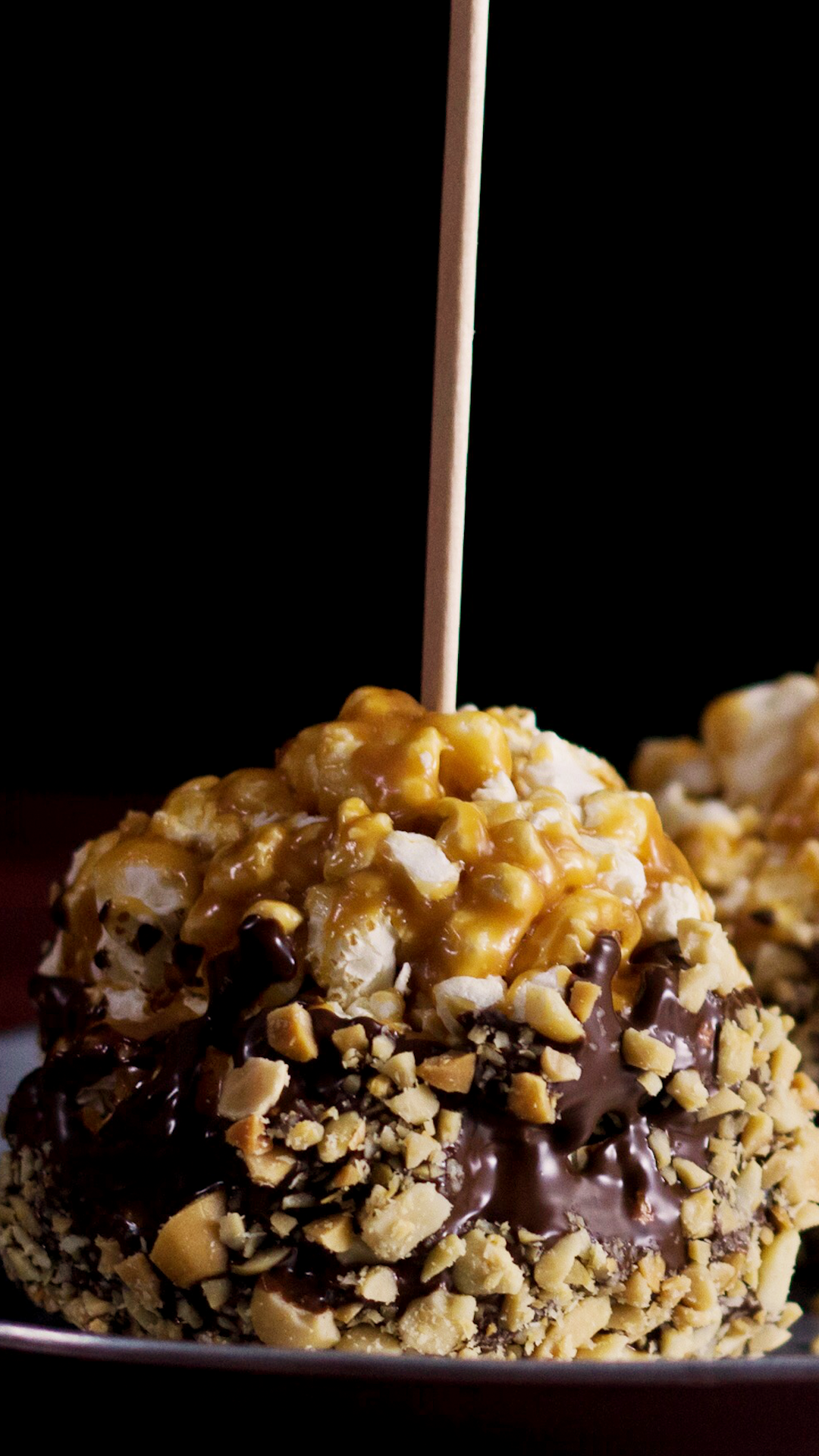 Bolas de Pipoca e Caramelo Cobertas com Chocolate 