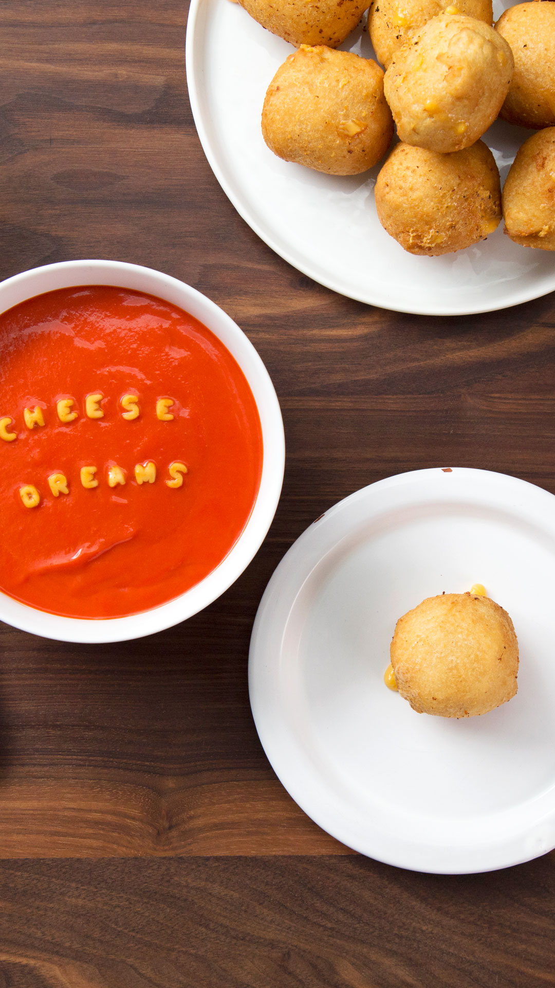 Bolinhos de Queijo Quente com Molho de Tomate