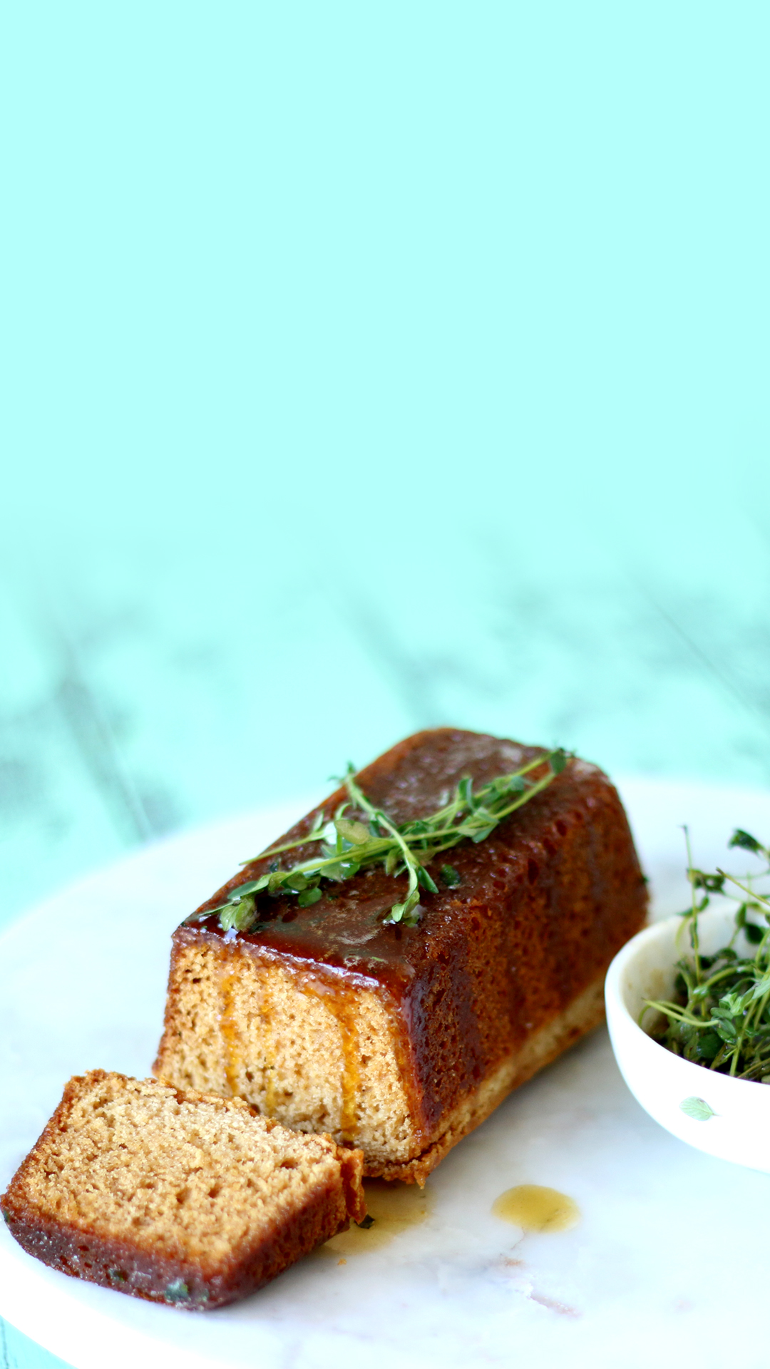 Bolo De Manteiga com Calda de Tomilho