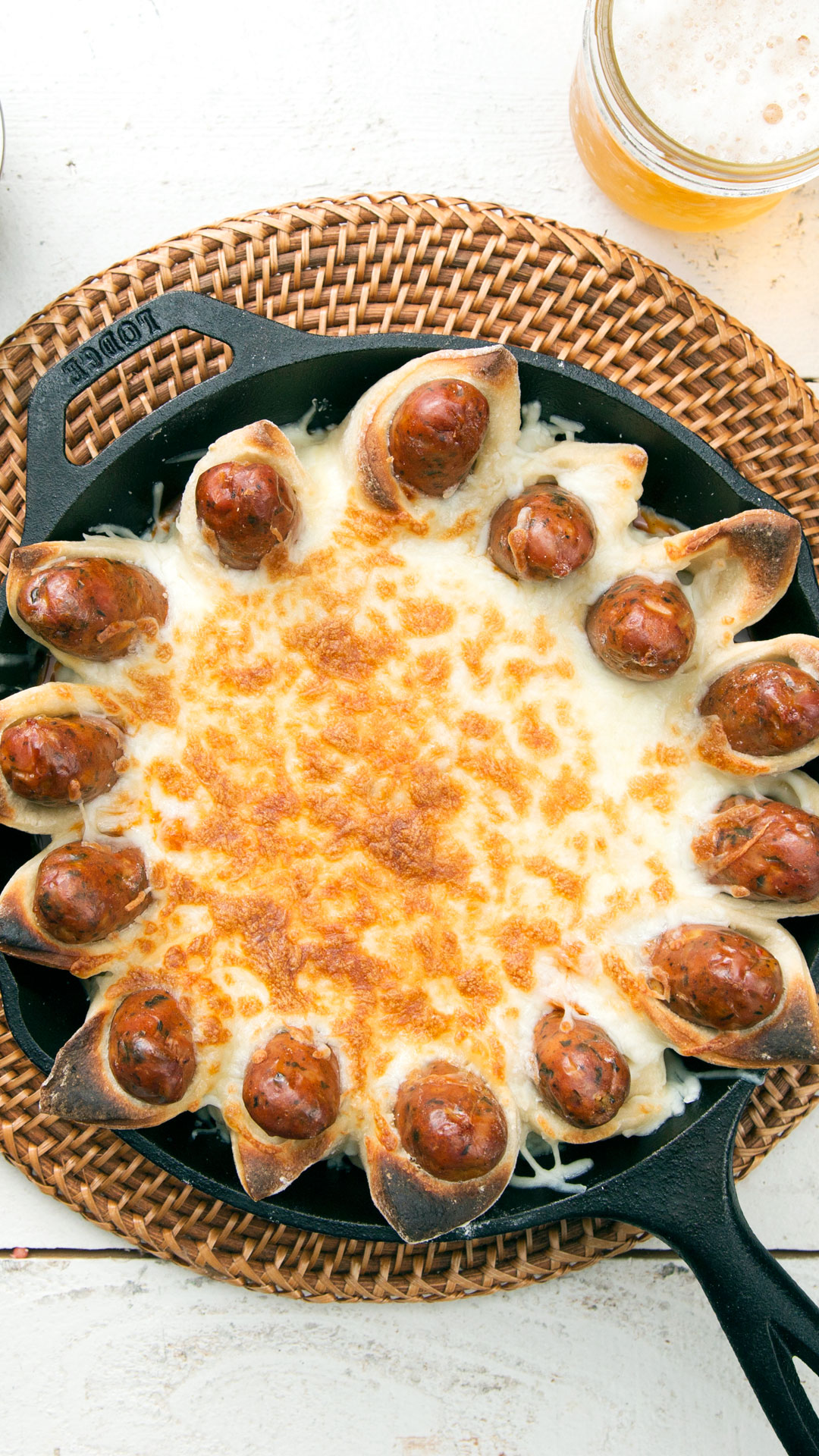 Enroladinho de Linguiça e Molho na Travessa
