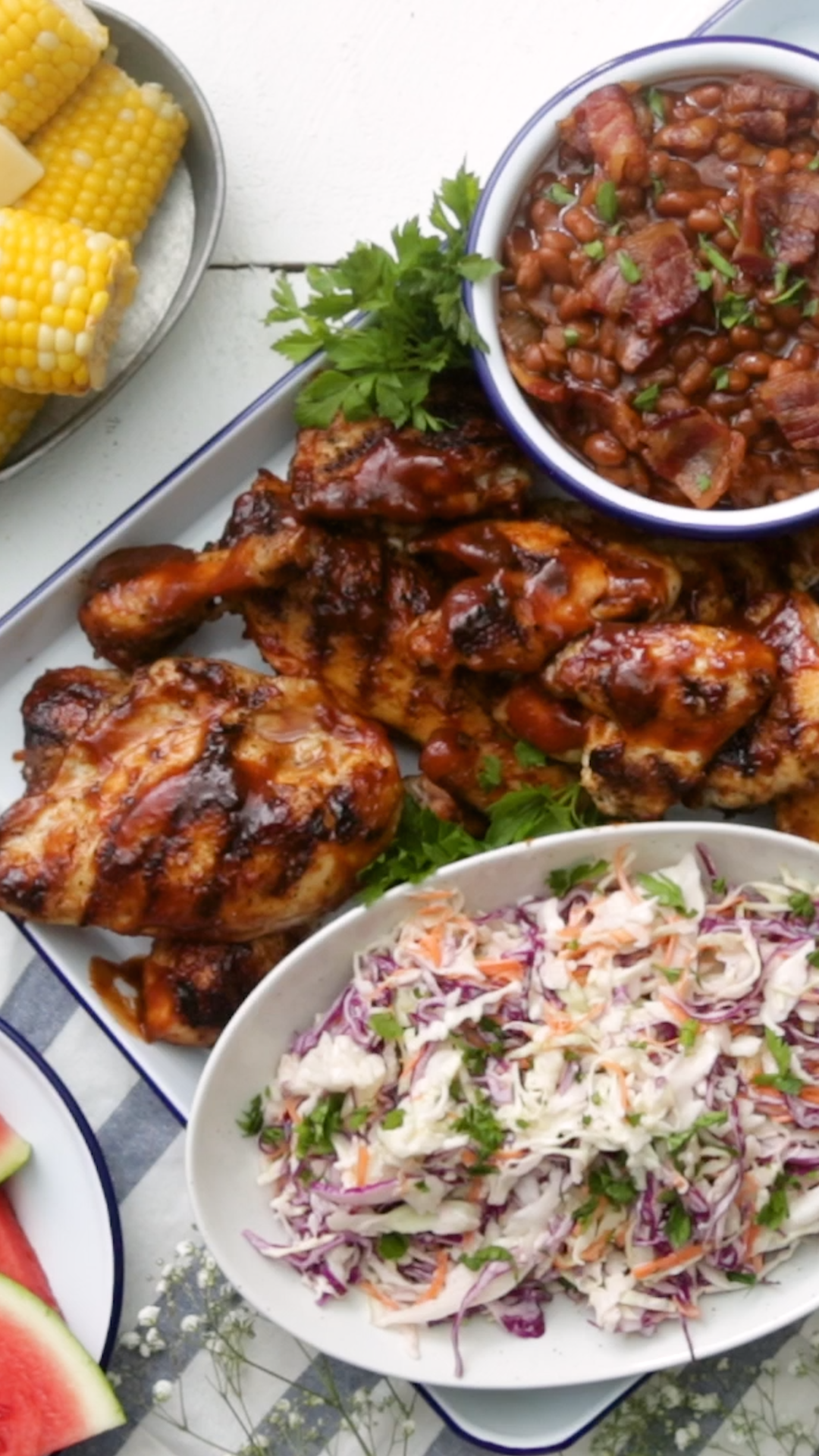 Frango Grelhado com Pêssego, Feijão com Bacon e Salada de Repolho Cremosa