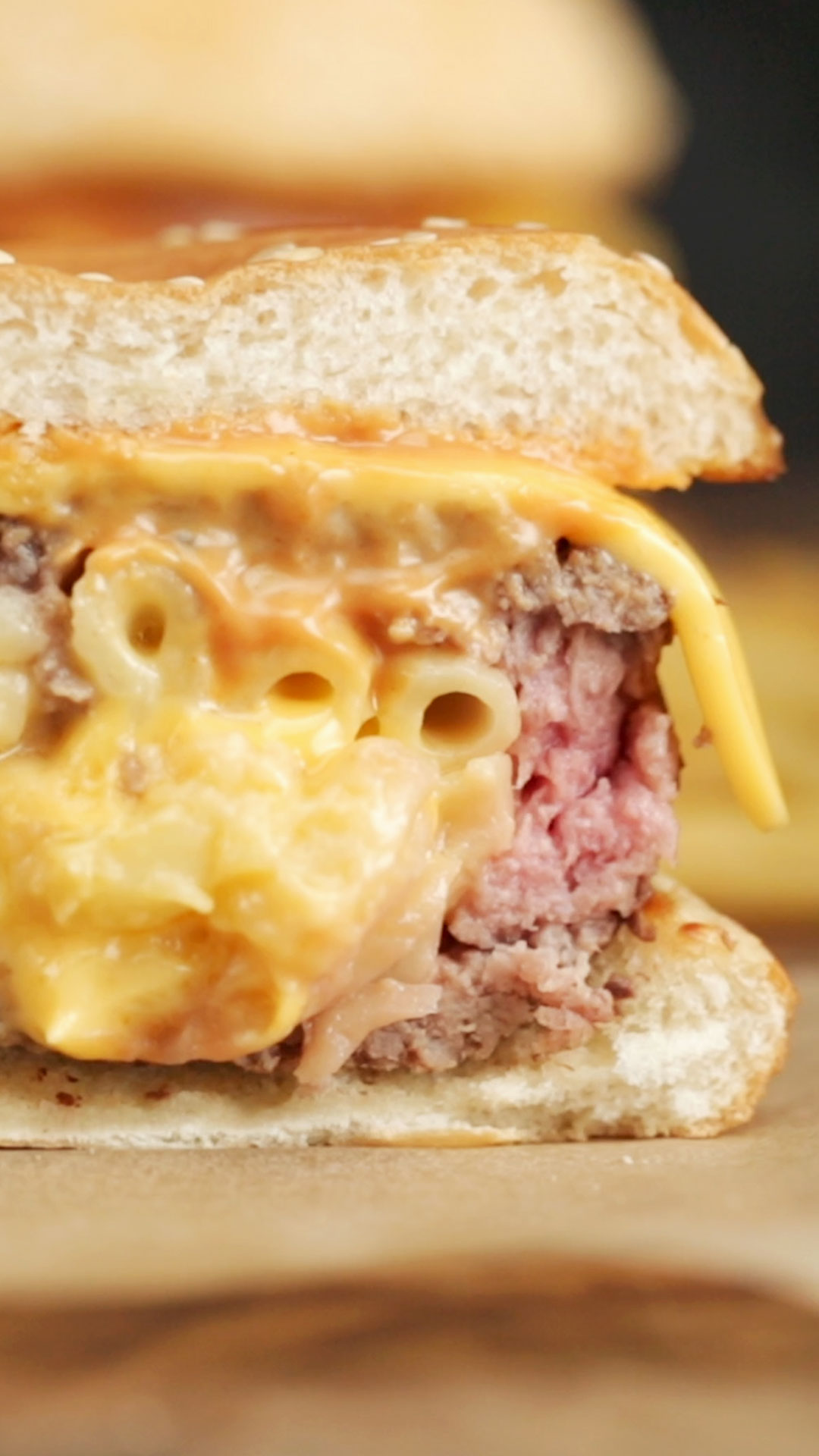 Hambúrguer Recheado de Macarrão com Queijo