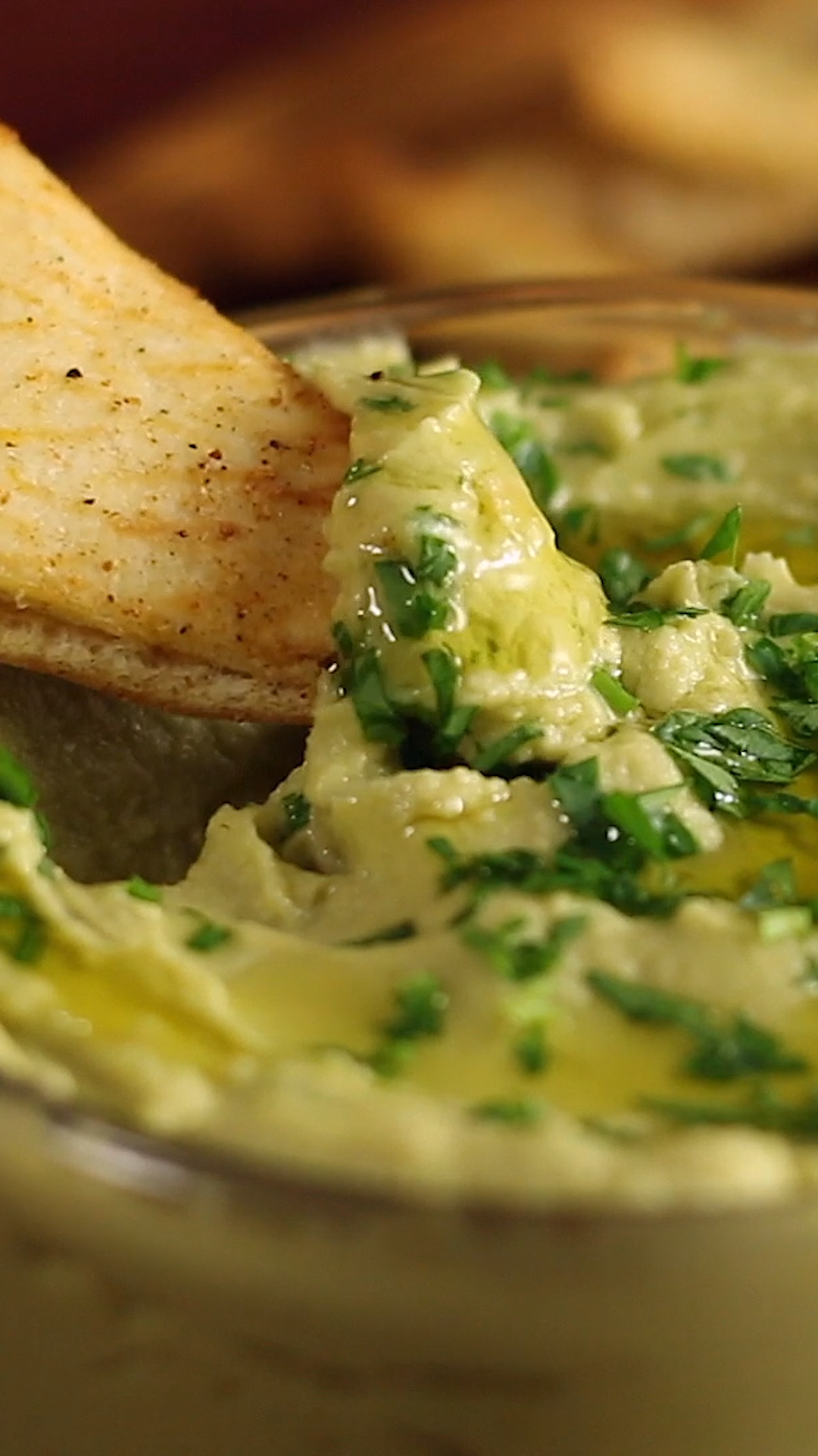 Hummus de Abacate com Chips de Pão Árabe