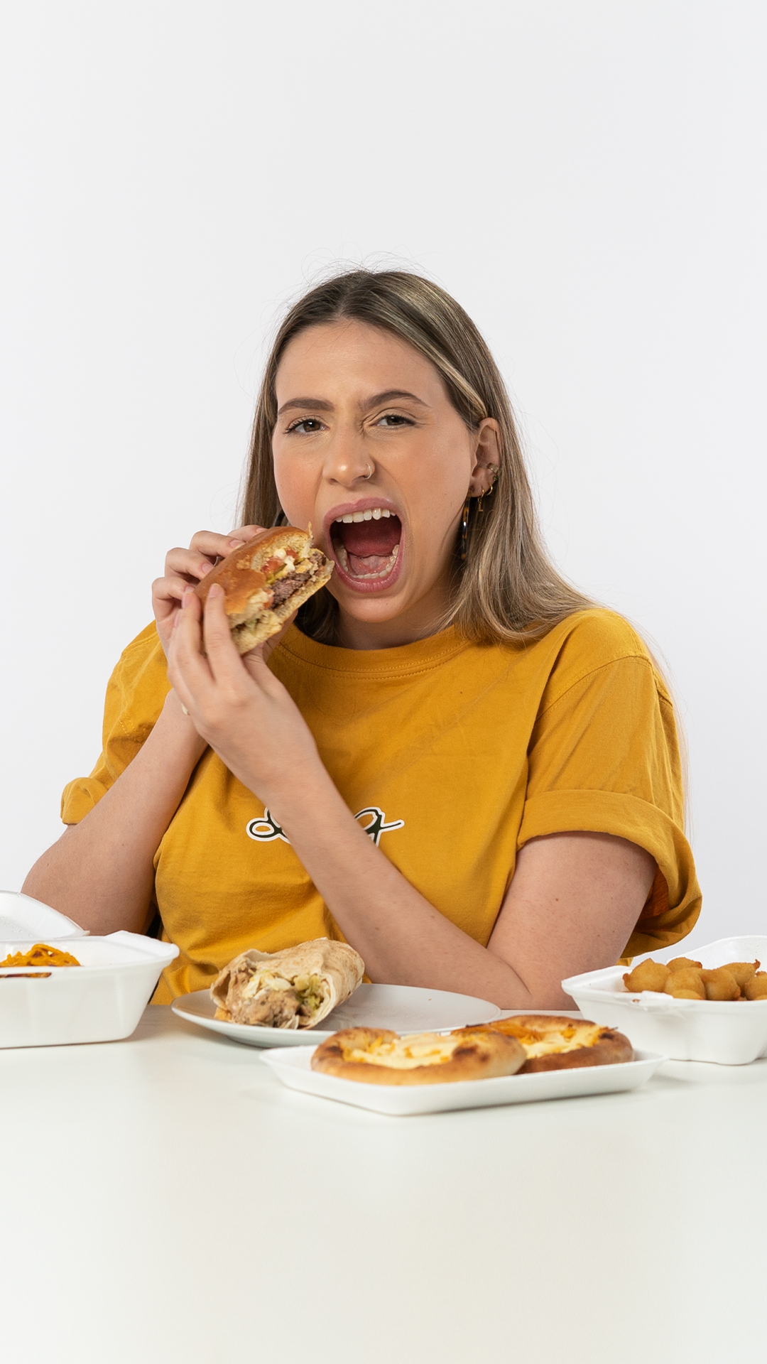 Liz Prova os Lanches Mais Baratos do Aplicativo