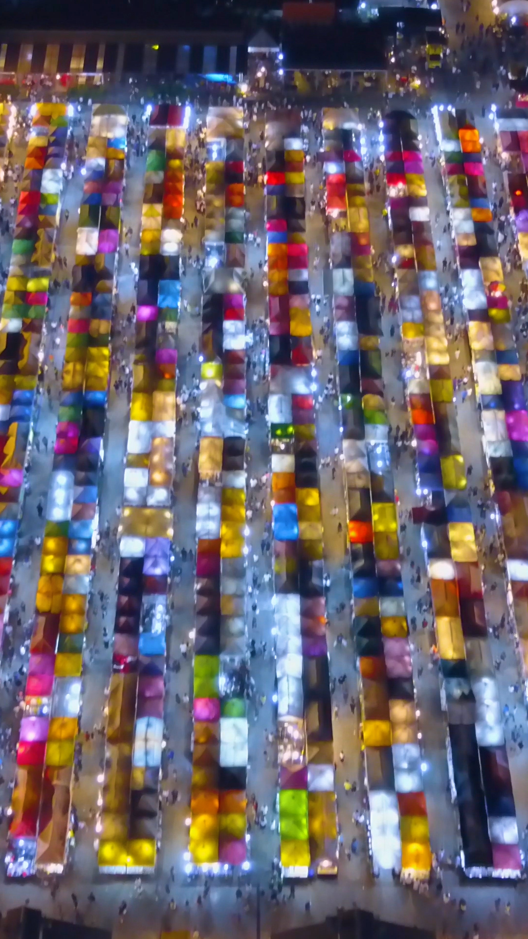 Mercado Noturno Rod Fai em Bangkok