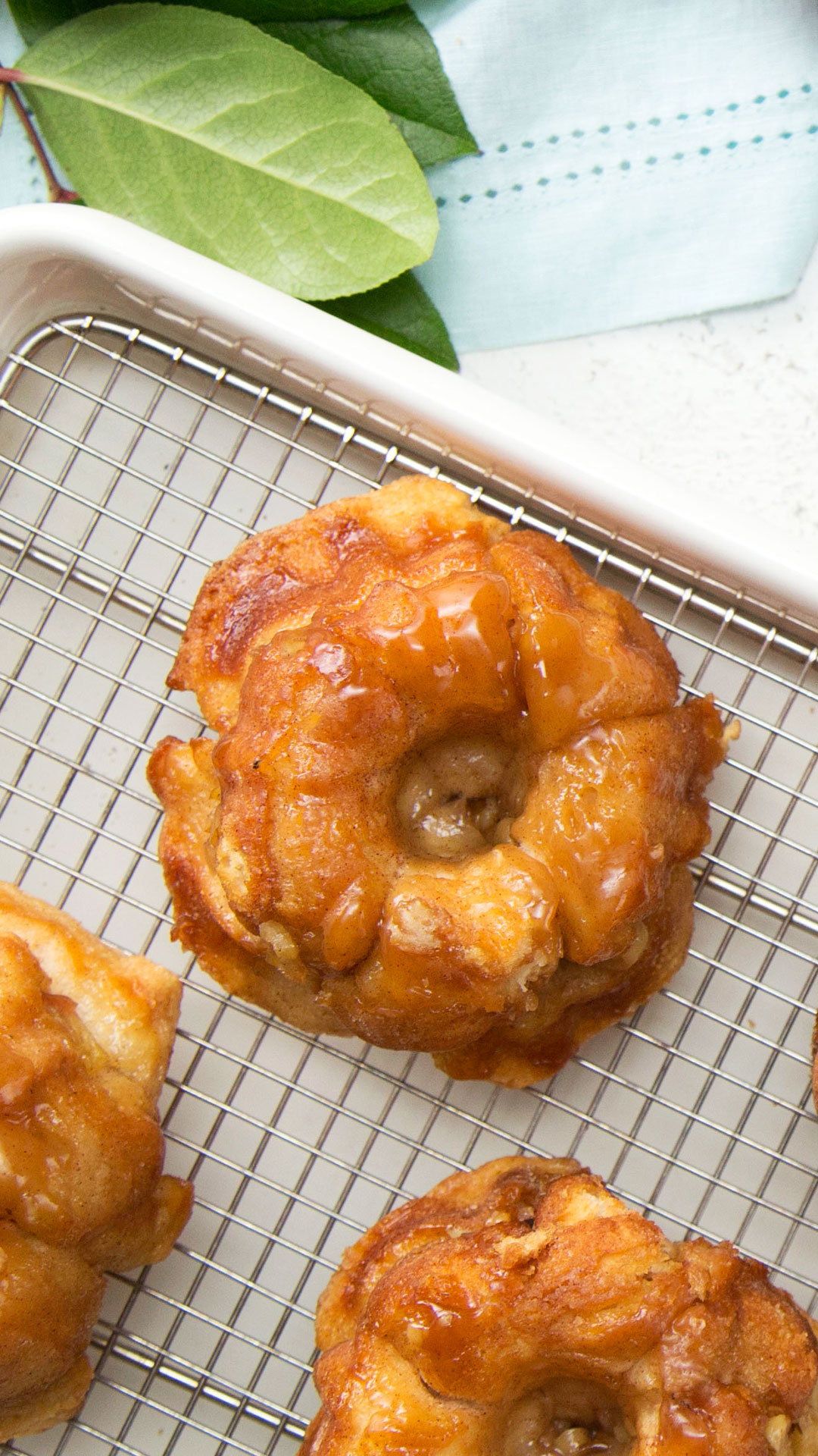 Mini Monkey Bread De Maçã Com Xarope De Bordo