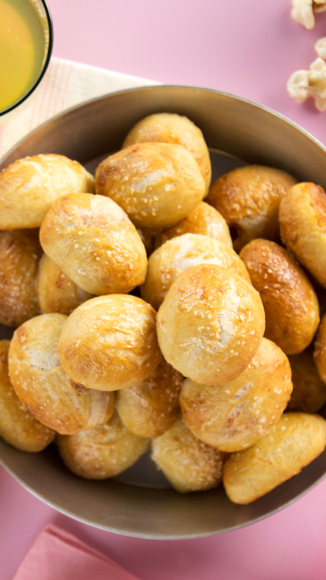 Minipretzels Recheados com Molho de Queijo
