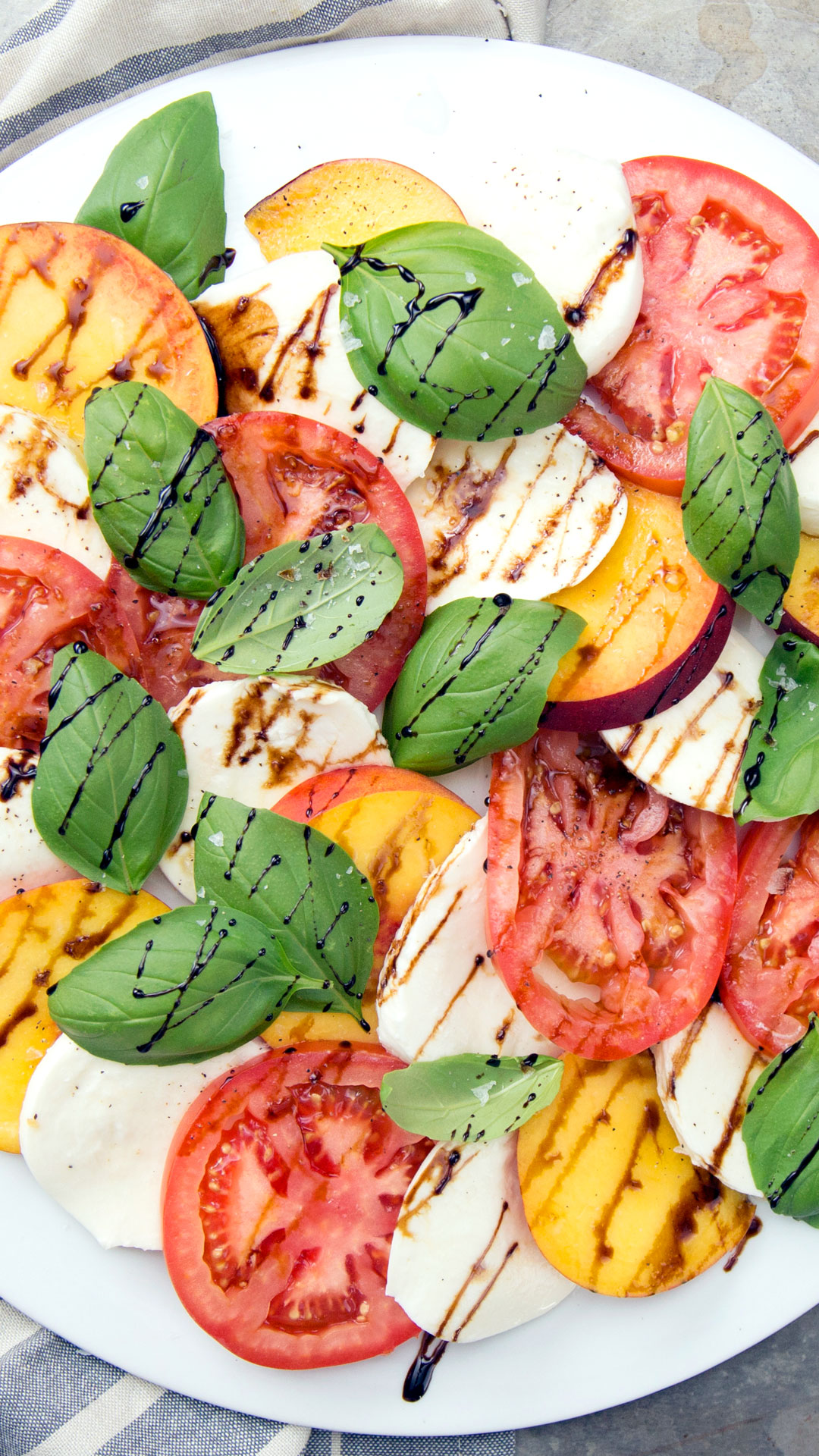 Salada Caprese com Pêssegos Enrolados no Bacon
