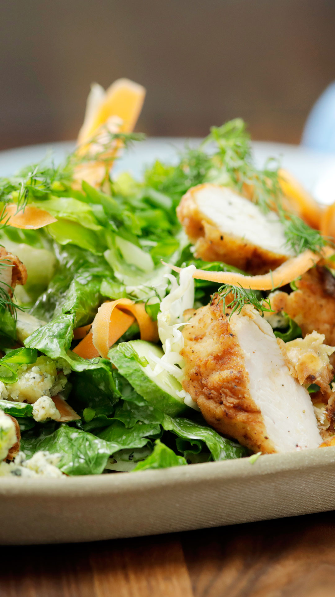 Salada Refrescante com Frango Frito