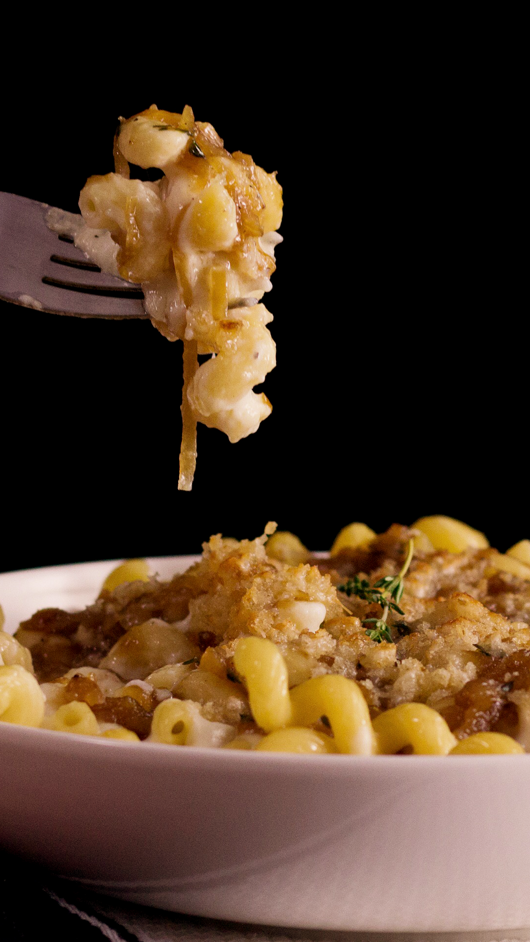 Macarrão com Cebola Caramelizada e Pão