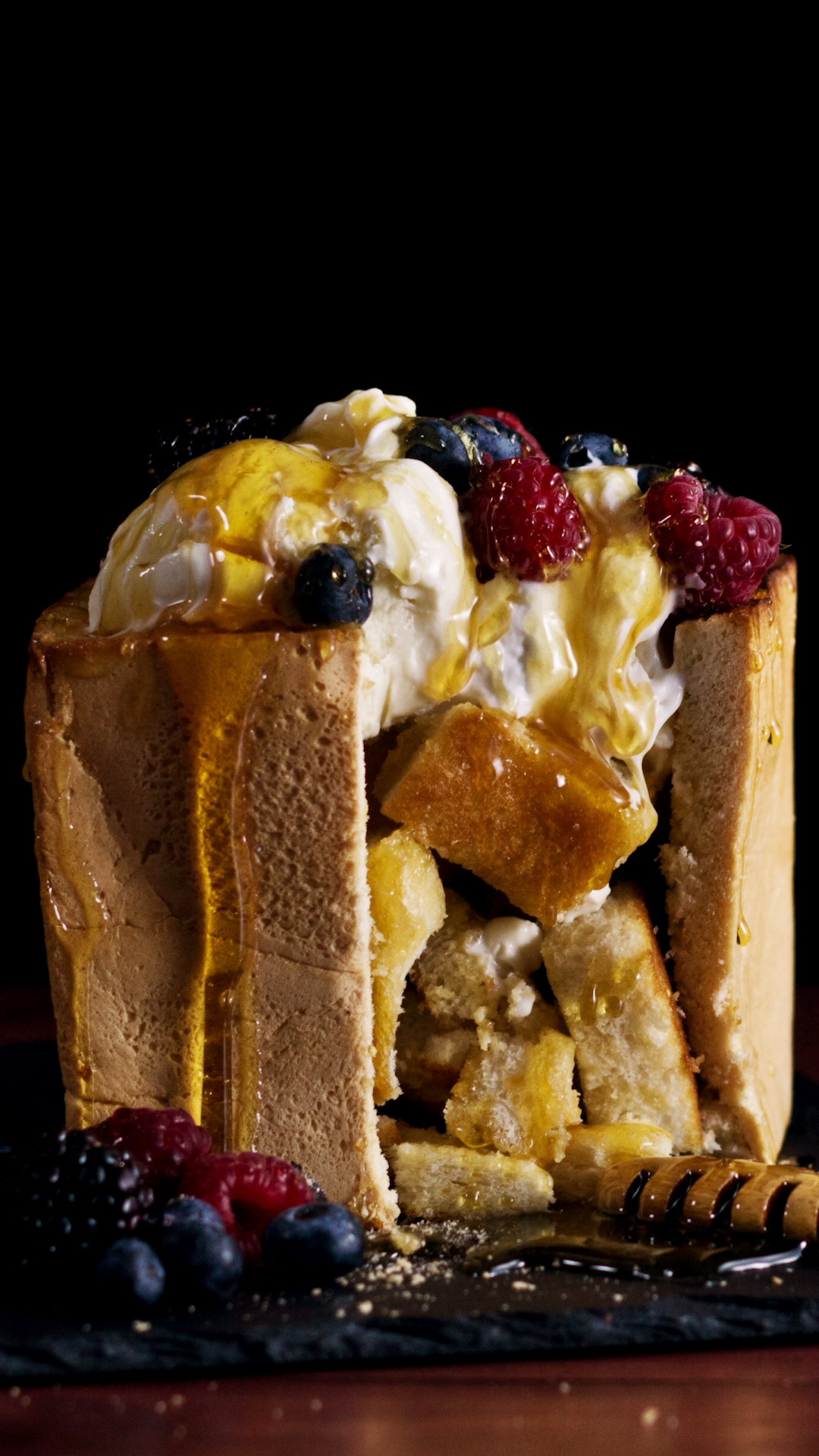 Tigela de Pão com Manteiga, Mel e Frutas Vermelhas
